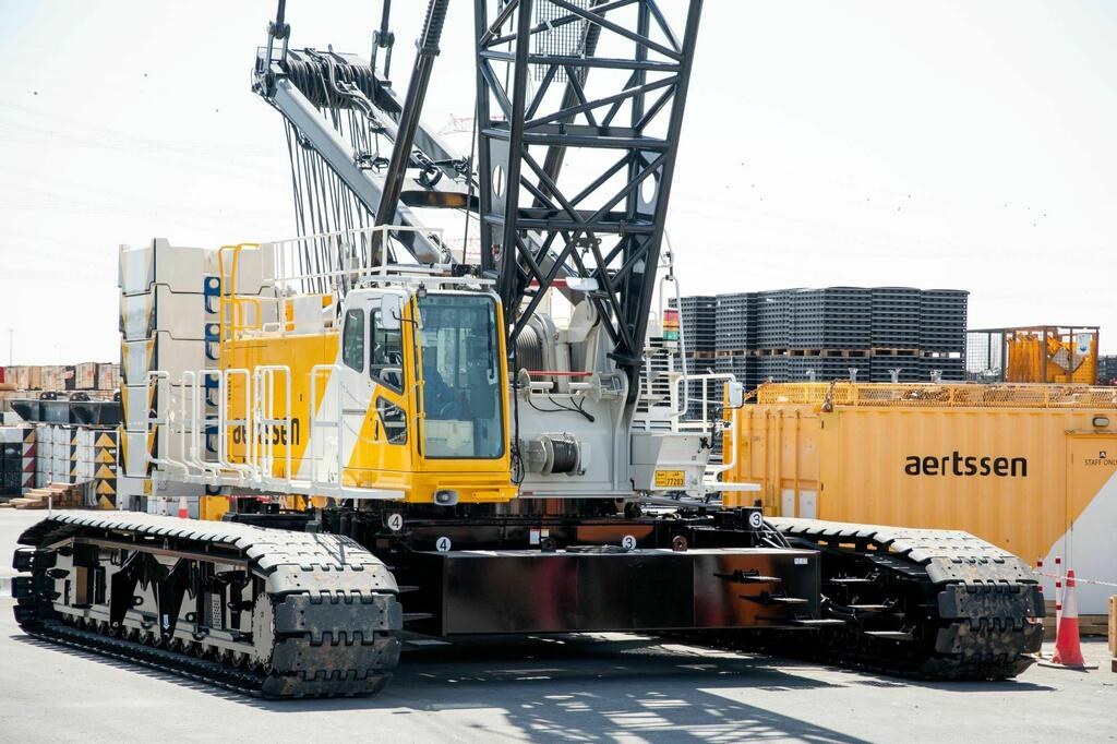 Crawler crane title 1